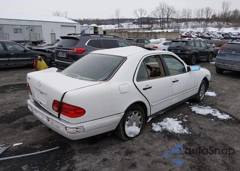 1999 Mercedes-Benz E 320 z USA, uszkodzony, nr VIN WDBJF65H5XA855915